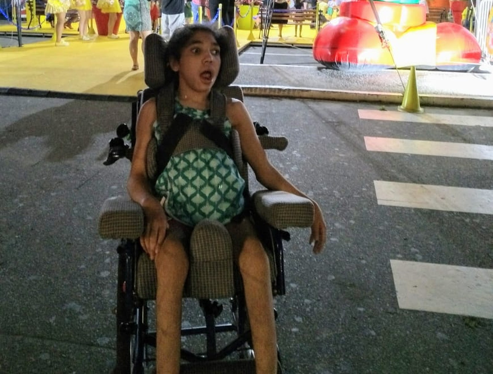 Garota de 15 anos com paralisia cerebral tem cadeira de rodas roubada